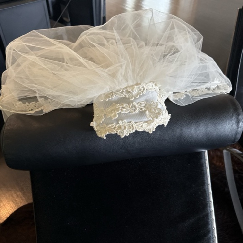 Vintage 1950s elbow length Beaufont Two-Tier white Lace Edge Bridal Veil